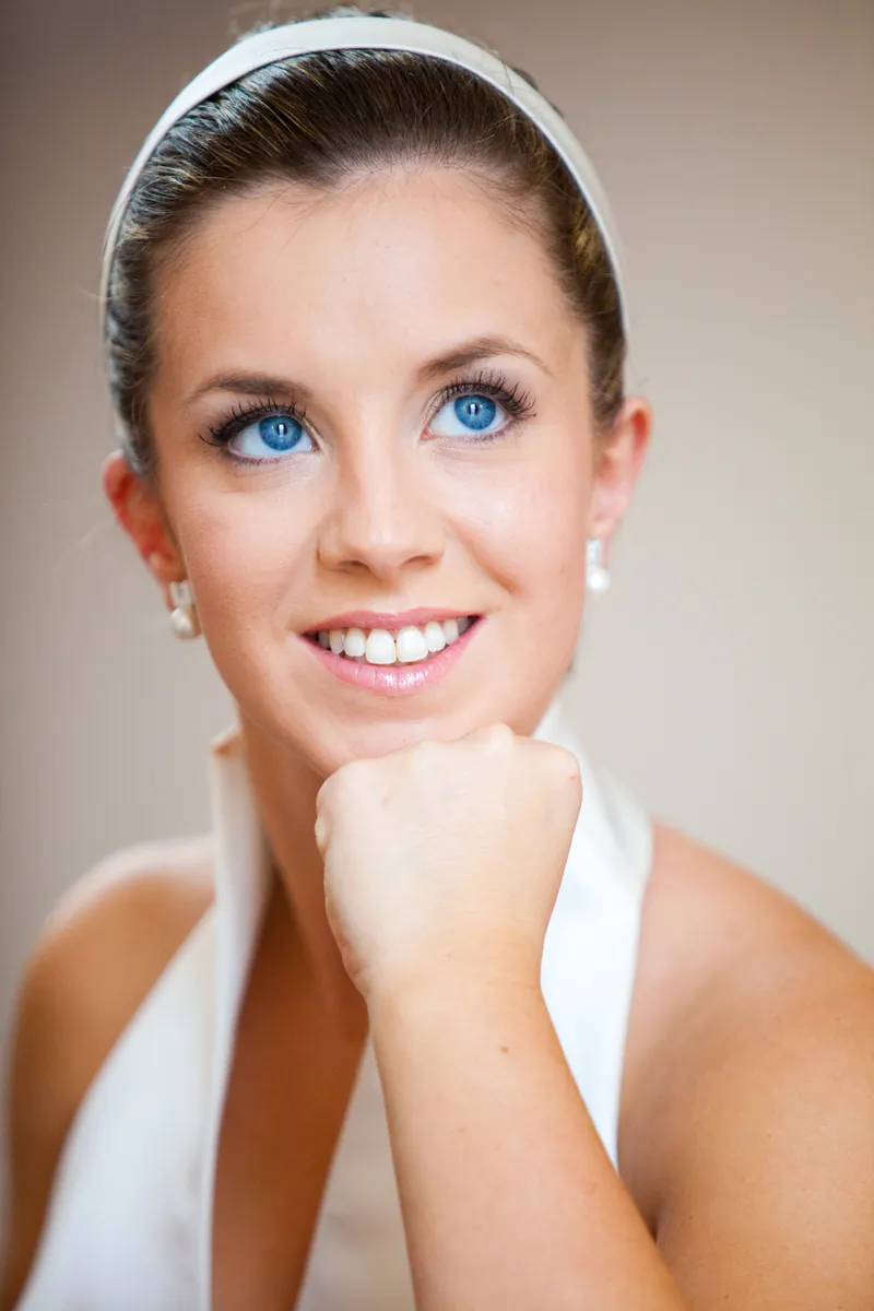 Retrato de una novia sonriendo con una diadema blanca
