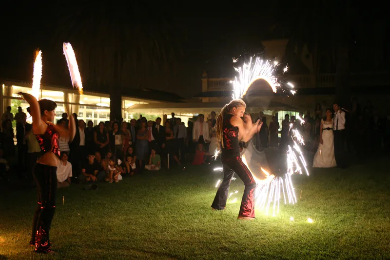 Espectáculo de fuego por la noche delante de los invitados